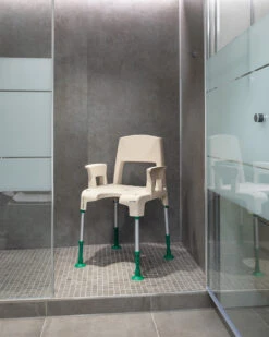 (AV) Aquatec Pico Green Duschstuhl Komplett, Duschhocker Mit Rücken- Und Armlehnen, Mit Holzanteil Und Natürlich Anti­bakterieller Wirkung, Sicher Und Um­welt­freund­lich Duschen Mit Picogreen -Coloplast Verkaufsgeschäft pico green 03