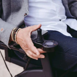 NEU: Rollz Motion Electric AllinOne, Elektro-Rollator + Elektro-Rollstuhl, Bequeme Sitzfläche, 3-in-1-Rollator + Transportrollstuhl + Elektrorollstuhl -Coloplast Verkaufsgeschäft rollz motion electric fahrer 2