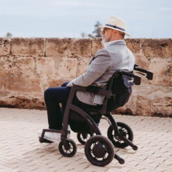 NEU: Rollz Motion Electric AllinOne, Elektro-Rollator + Elektro-Rollstuhl, Bequeme Sitzfläche, 3-in-1-Rollator + Transportrollstuhl + Elektrorollstuhl -Coloplast Verkaufsgeschäft rollz motion electric fahrer