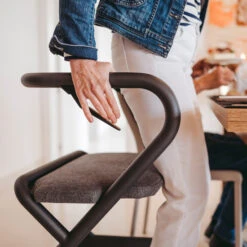 Saljol Wohnraumrollator, WR52, Mit Handbremse, Inkl. Sitzbrett, Velvet Grau, Indoor Rollator -Coloplast Verkaufsgeschäft saljol wohnraumrollator Bremse