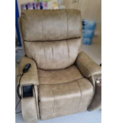 Pride VivaLift Atlas Plus Aufstehsessel, 4-motorig, Bis 170kg, Fußstützenverlängerung, Elektrische Kopfstütze, Elektrische Lendenwirbelstütze, Smartphone Ladestation (kabellos) -Coloplast Verkaufsgeschäft sessel atlas plus 04