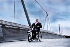 Sopur Handbike ATTITUDE Power Das Leistungsstarke Zuggerät! -Coloplast Verkaufsgeschäft sopur handbike attitude power mit Mann 2