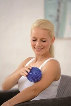 SISSEL® Spiky-Ball (2er-Set) 8 Cm Gelb, 9 Cm Rot,10 Cm Blau 15 SISSEL® Spiky-Ball (2er-Set) 8 Cm Gelb, 9 Cm Rot,10 Cm Blau -Coloplast Verkaufsgeschäft spikyballs blau 1