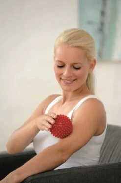 SISSEL® Spiky-Ball (2er-Set) 8 Cm Gelb, 9 Cm Rot,10 Cm Blau 17 SISSEL® Spiky-Ball (2er-Set) 8 Cm Gelb, 9 Cm Rot,10 Cm Blau -Coloplast Verkaufsgeschäft spikyballs rot 1